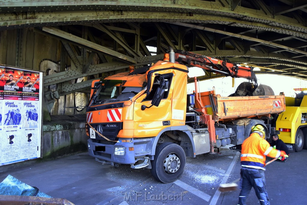 LKW blieb unter Bruecke haengen Koeln Deutz Deutz Muelheimerstr P142.JPG - Miklos Laubert